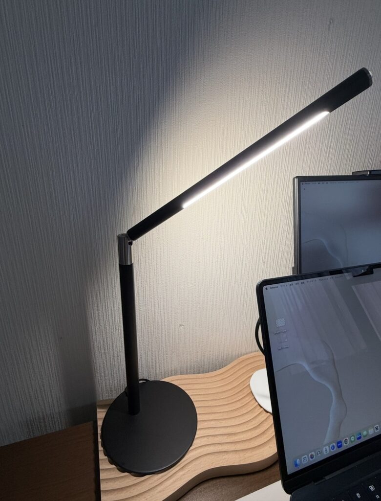 ノートPCスタンドで作業しやすくなったデスク環境