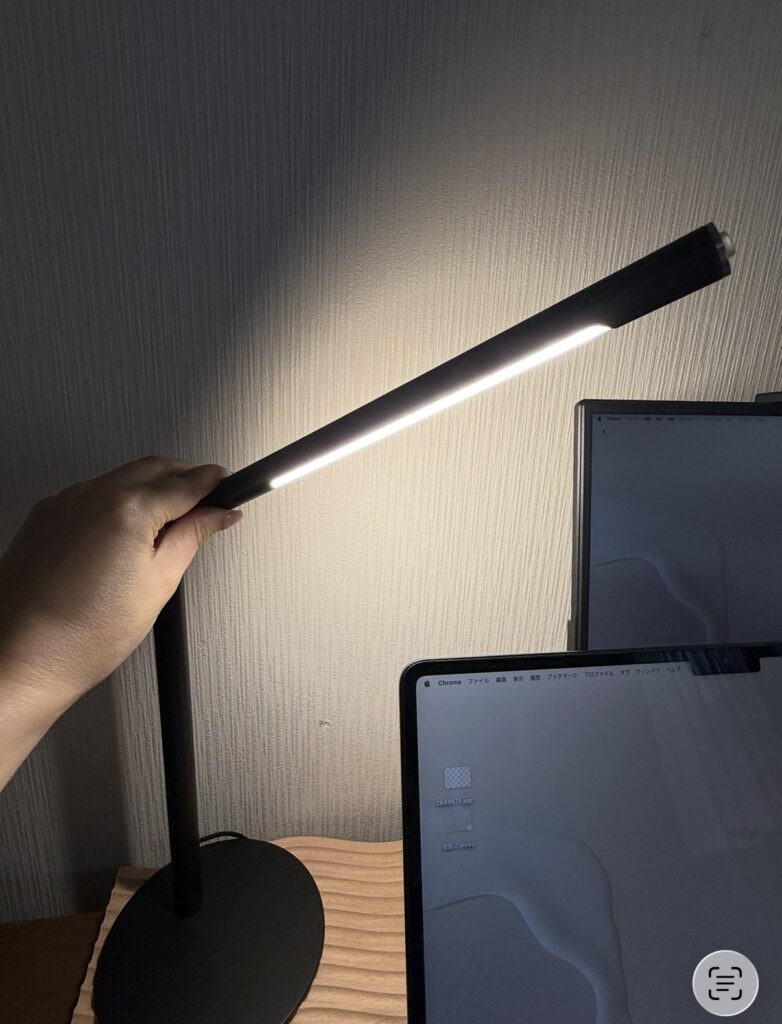 ノートPCスタンドで作業しやすくなったデスク環境る