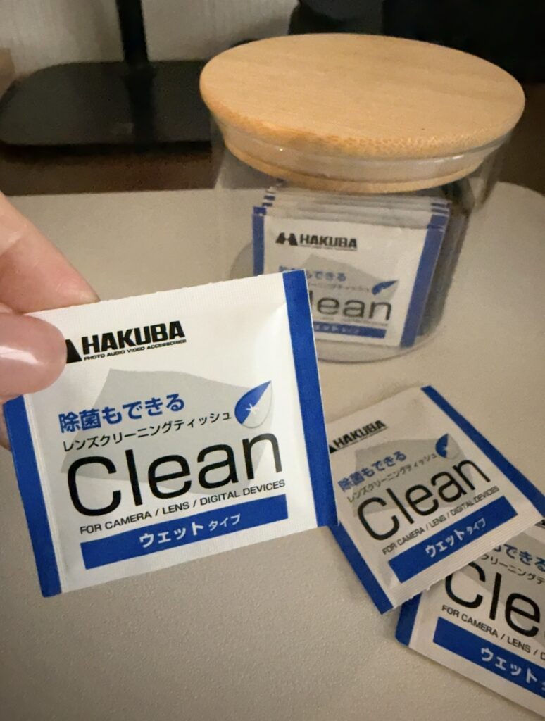 スマホ画面を拭くレンズクリーナーティッシュ