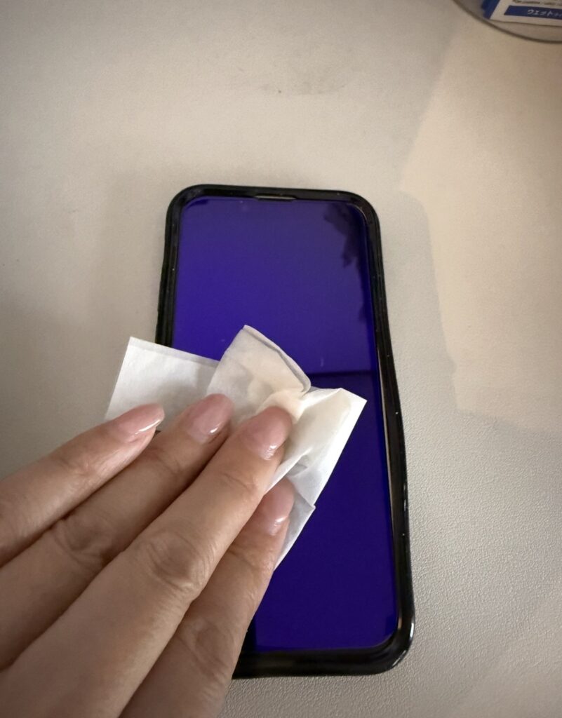 スマホ画面を拭くレンズクリーナーティッシュ